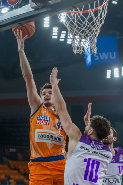 对于一名仍 对于一名仍